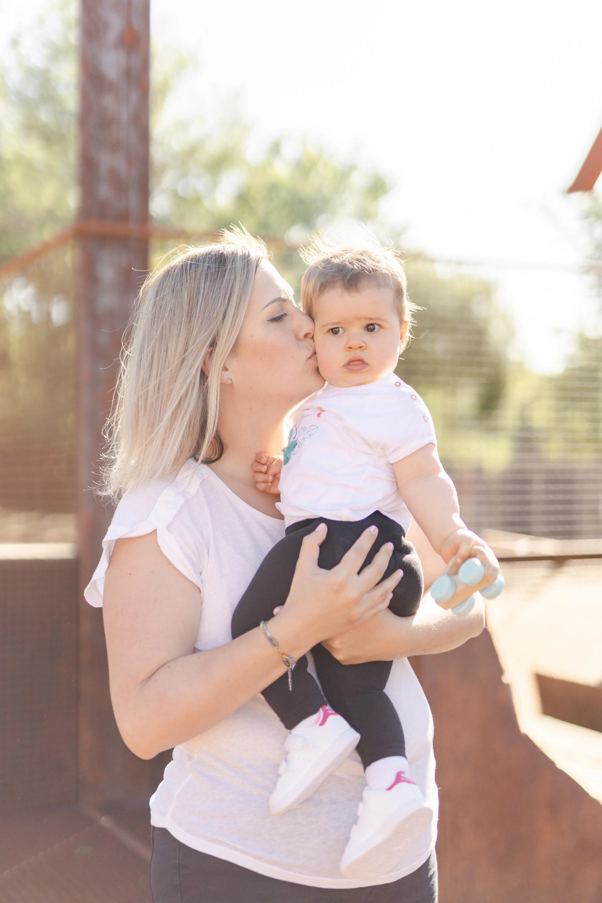 bonheur main enfant sourire gris